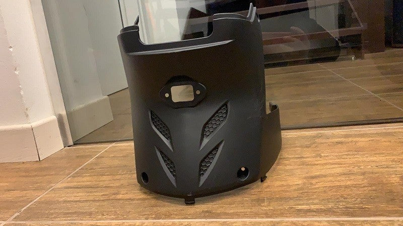 PLASTICA CENTRALE SOTTO SELLA LATO SPINA CARICA PER SCOOTER ELETTRICO  SKY II REVENGE