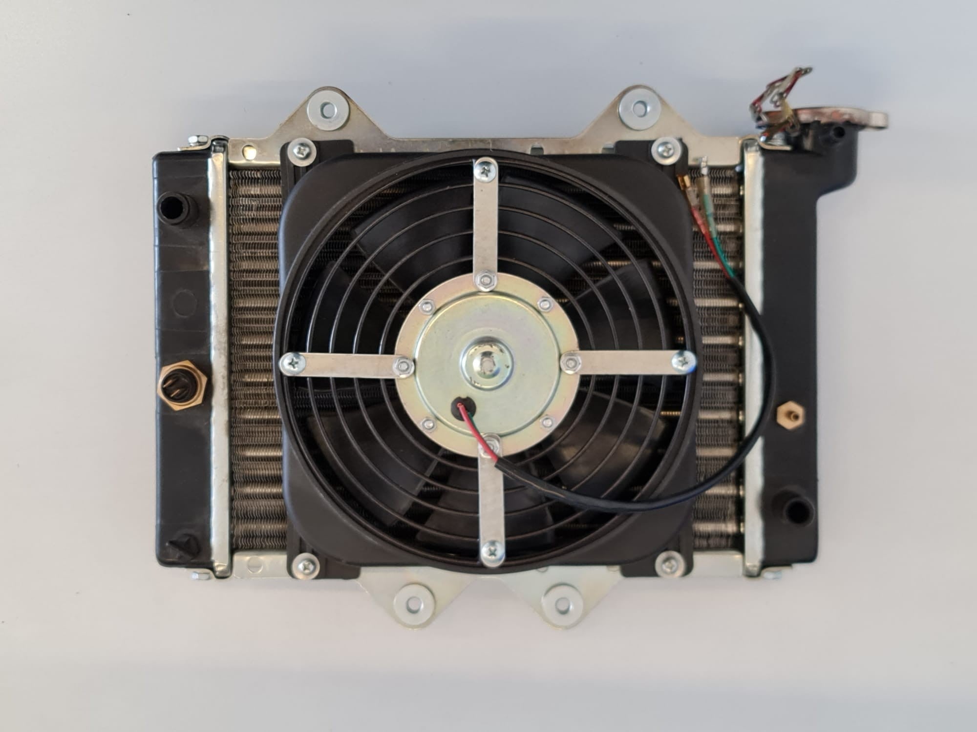 RADIATORE DI RAFFREDDAMENTO LIQUIDO CON VENTOLA INCORPORATA PER QUAD ATV 250CC