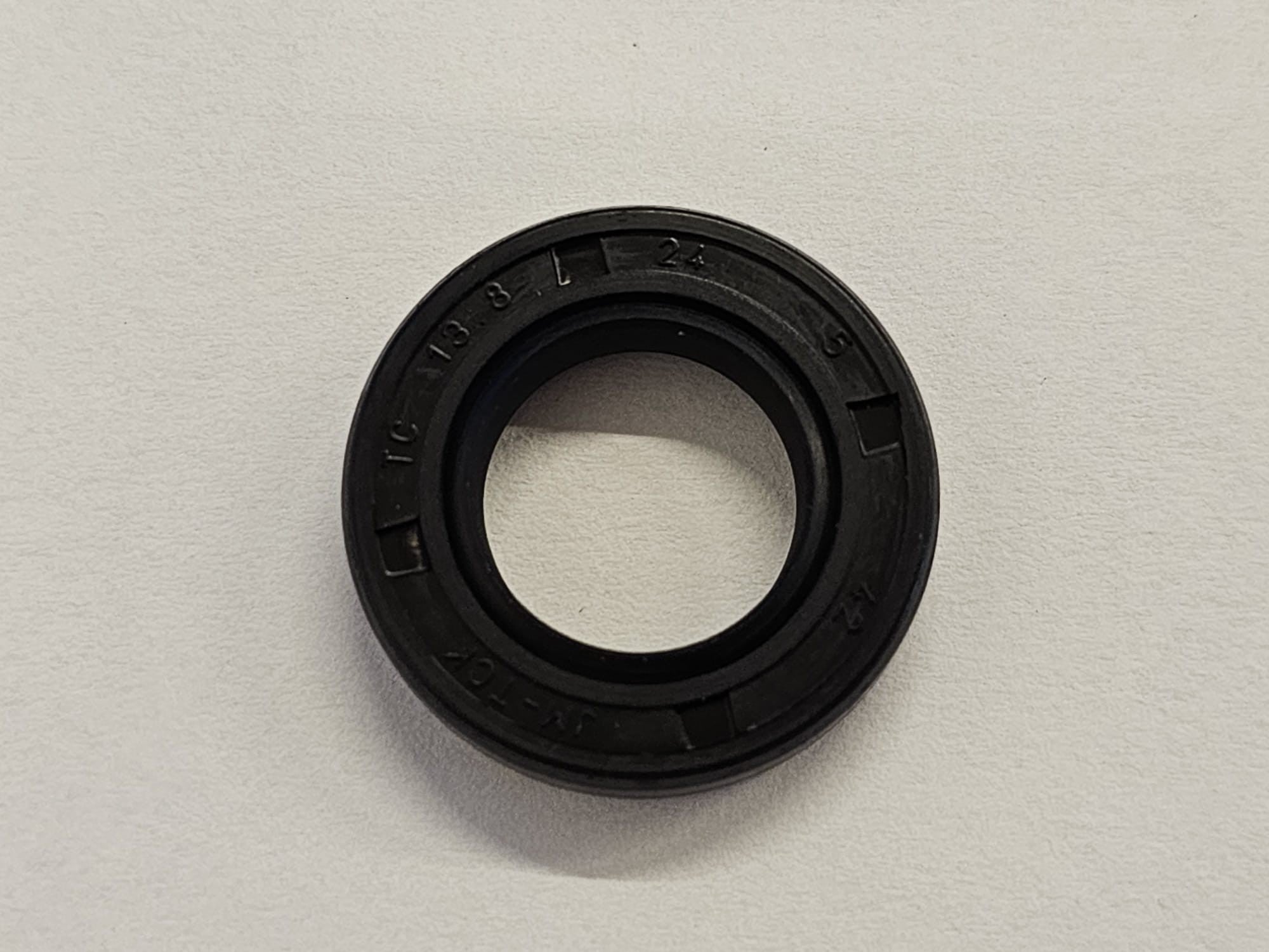 PARAOLIO 13.7x24x5 PER CARTER DESTRO BLOCCO MOTORE YX125 125cc