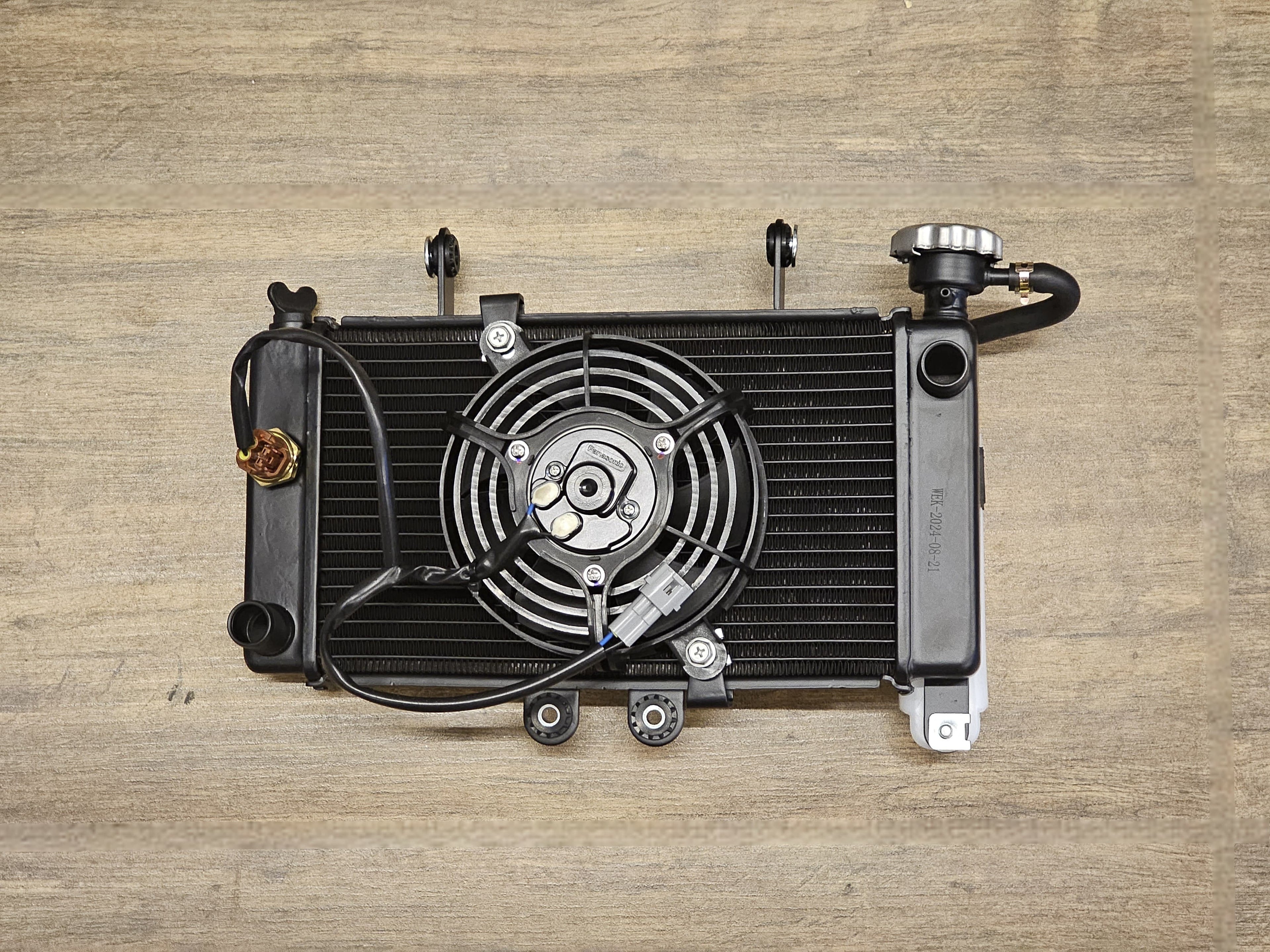 RADIATORE DI RAFFREDDAMENTO A LIQUIDO CON VENTOLA INCORPORATA PER QUAD KAYO AU300 L7e