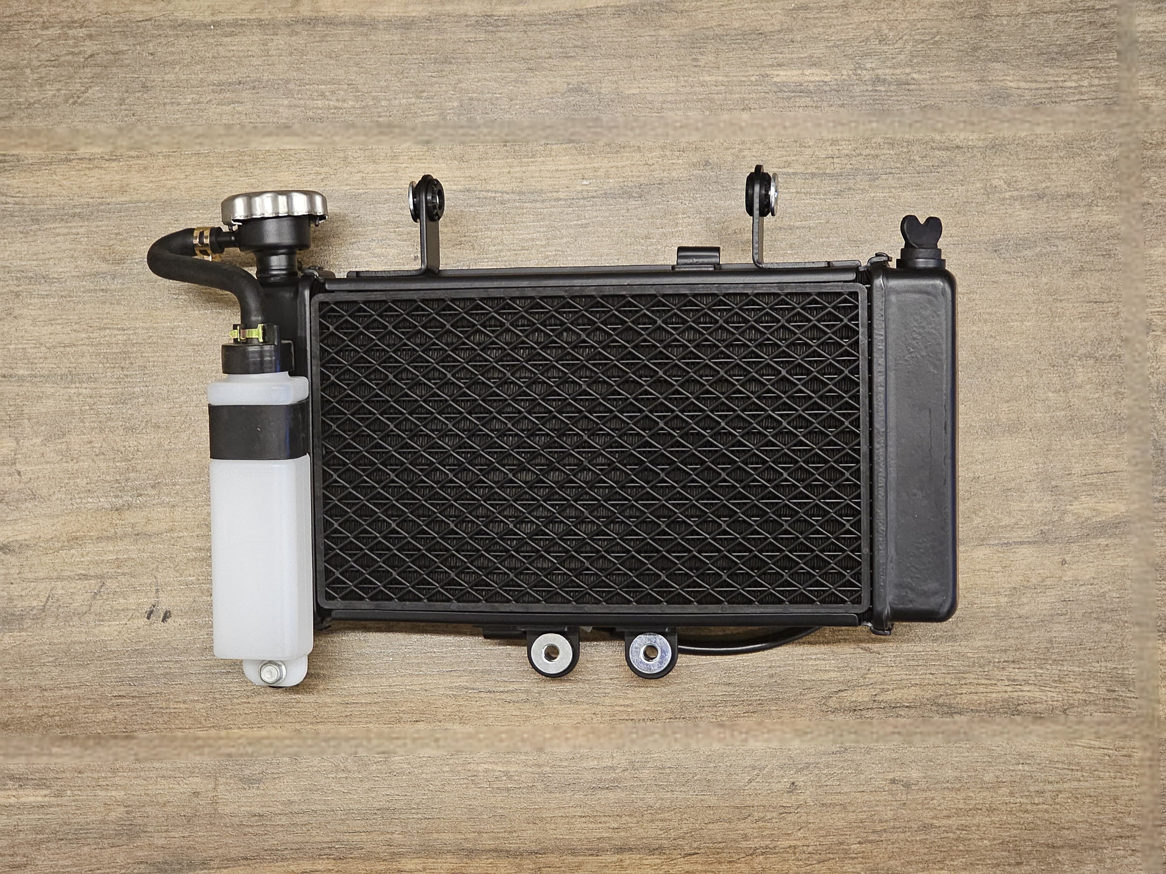 RADIATORE DI RAFFREDDAMENTO A LIQUIDO CON VENTOLA INCORPORATA PER QUAD KAYO AU300 L7e